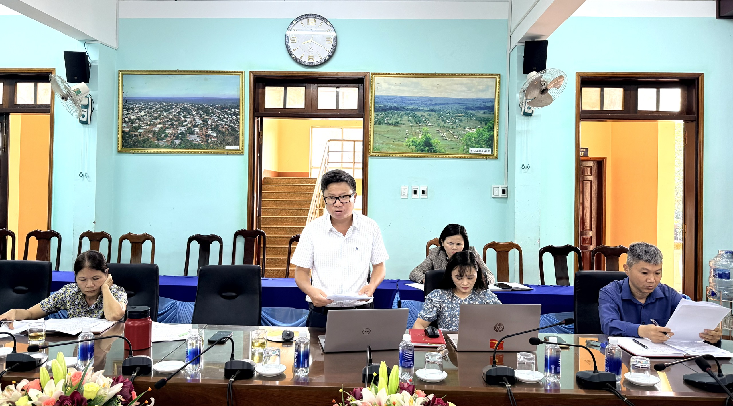 Đ.c Trần Xuân Tiệp - Trường phòng VH-XH xã báo cáo kết quả tình hình triển khai thực hiện công tác phát triển KHCN, đổi mới sáng tạo và chuyển đổi số